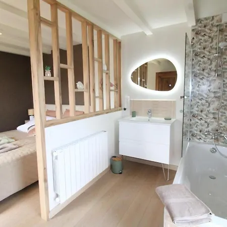 Maison De Charme Avec Privatif Et Terrasse Pres De - Fr-1-742-573 *